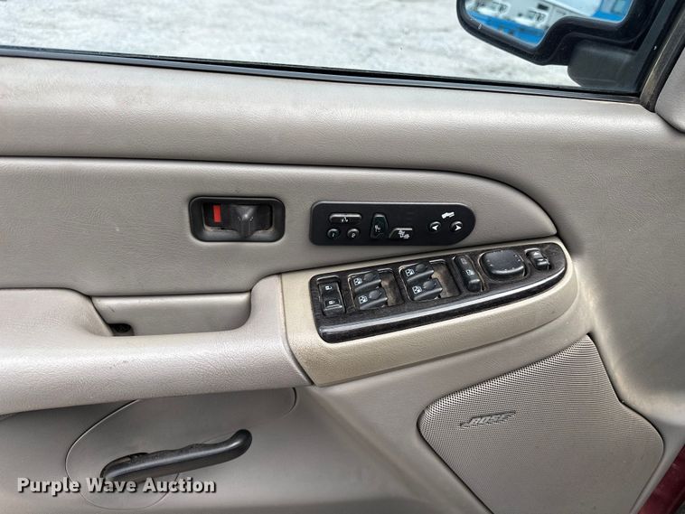 image for item DP8847 2004 Chevrolet Suburban 1500 SUV