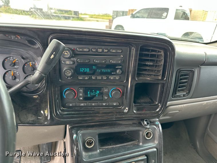 image for item DP8847 2004 Chevrolet Suburban 1500 SUV