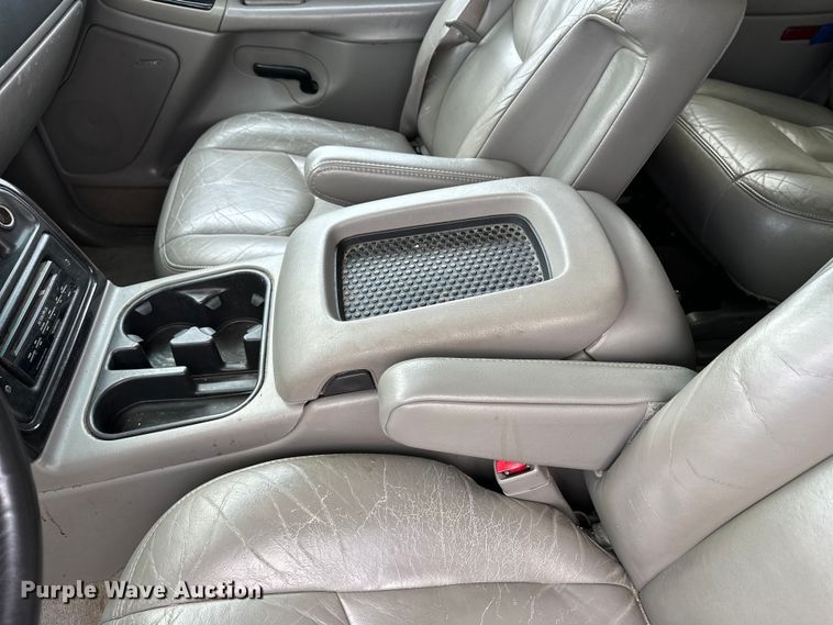 image for item DP8847 2004 Chevrolet Suburban 1500 SUV