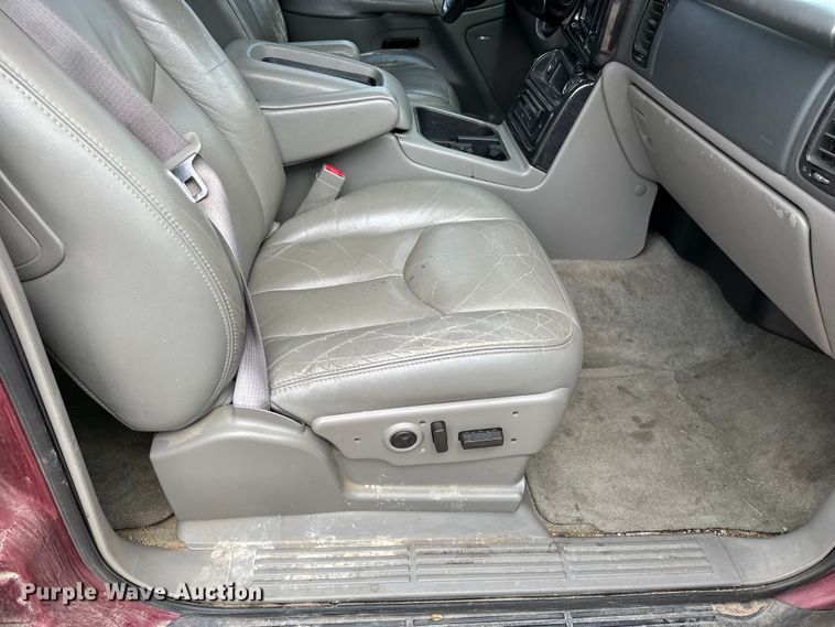 image for item DP8847 2004 Chevrolet Suburban 1500 SUV