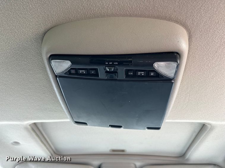 image for item DP8847 2004 Chevrolet Suburban 1500 SUV