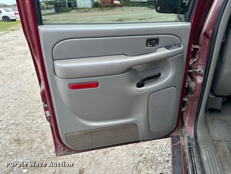 image for item DP8847 2004 Chevrolet Suburban 1500 SUV