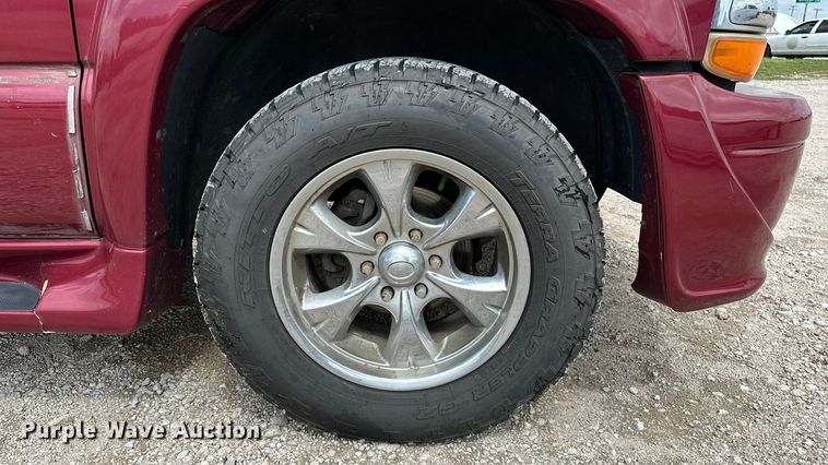 image for item DP8847 2004 Chevrolet Suburban 1500 SUV