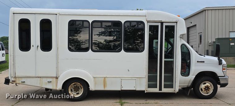 image for item DR3874 2011 Ford E-450 Super Duty shuttle bus