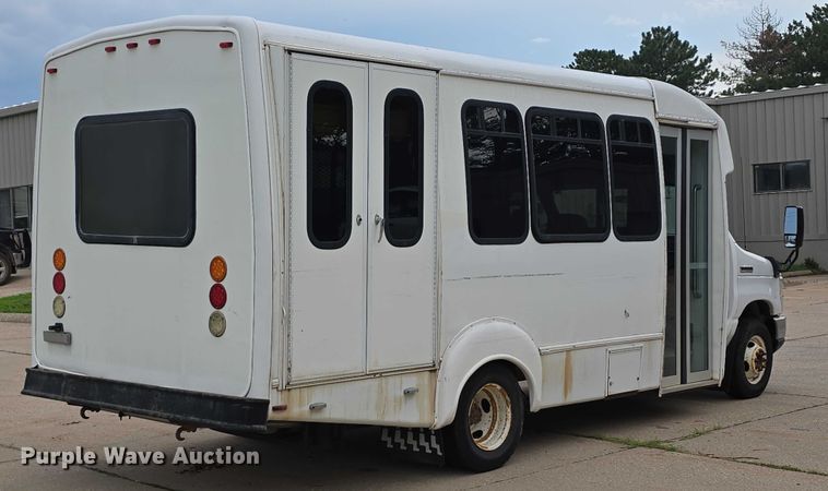 image for item DR3874 2011 Ford E-450 Super Duty shuttle bus