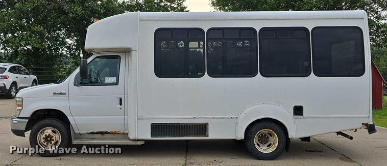 image for item DR3874 2011 Ford E-450 Super Duty shuttle bus