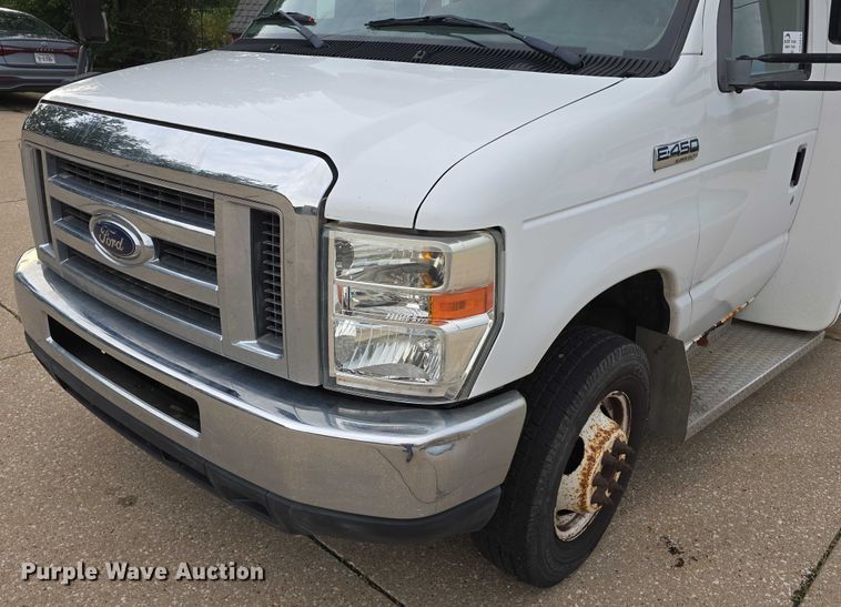 image for item DR3874 2011 Ford E-450 Super Duty shuttle bus