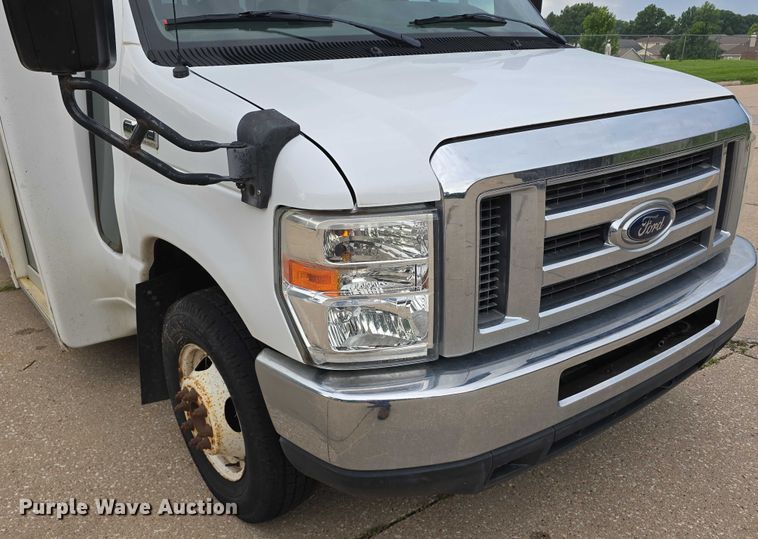 image for item DR3874 2011 Ford E-450 Super Duty shuttle bus