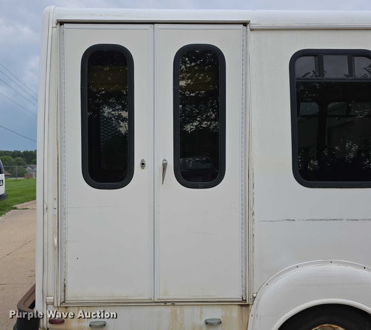 image for item DR3874 2011 Ford E-450 Super Duty shuttle bus