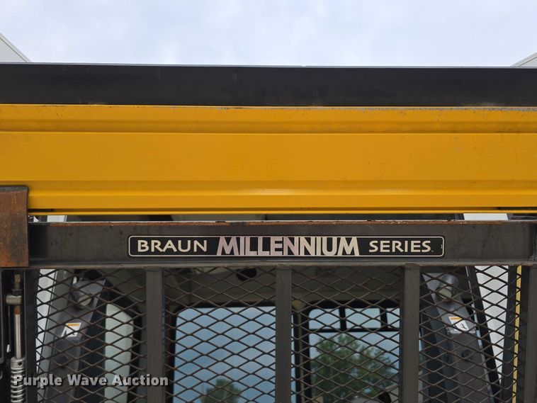 image for item DR3874 2011 Ford E-450 Super Duty shuttle bus