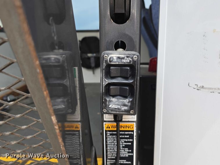 image for item DR3874 2011 Ford E-450 Super Duty shuttle bus