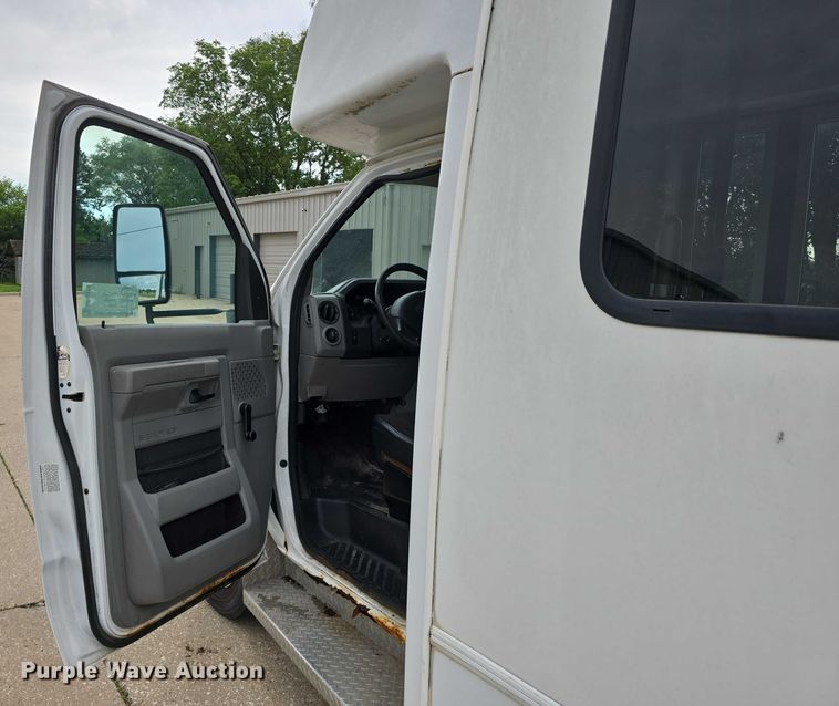 image for item DR3874 2011 Ford E-450 Super Duty shuttle bus