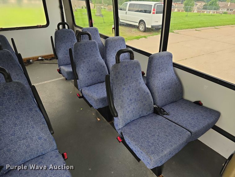 image for item DR3874 2011 Ford E-450 Super Duty shuttle bus