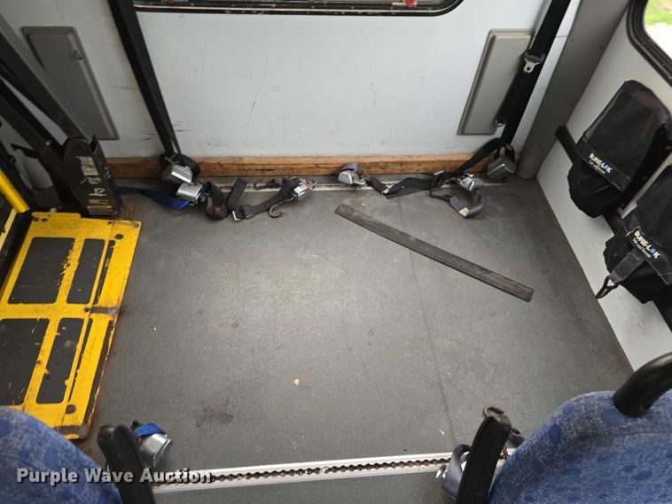 image for item DR3874 2011 Ford E-450 Super Duty shuttle bus