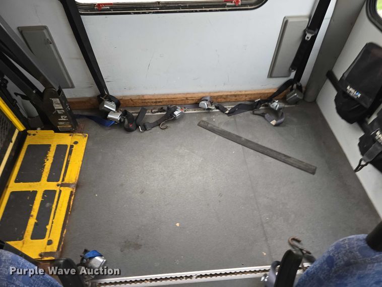 image for item DR3874 2011 Ford E-450 Super Duty shuttle bus