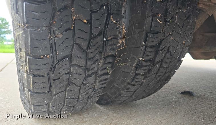 image for item DR3874 2011 Ford E-450 Super Duty shuttle bus