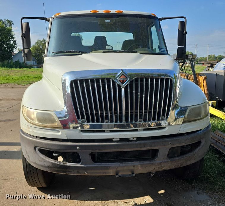 image for item DR3983 2014 International DuraStar 4400 truck cab and chassis
