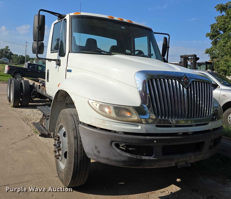 image for item DR3983 2014 International DuraStar 4400 truck cab and chassis