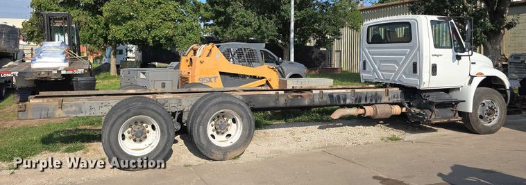 image for item DR3983 2014 International DuraStar 4400 truck cab and chassis