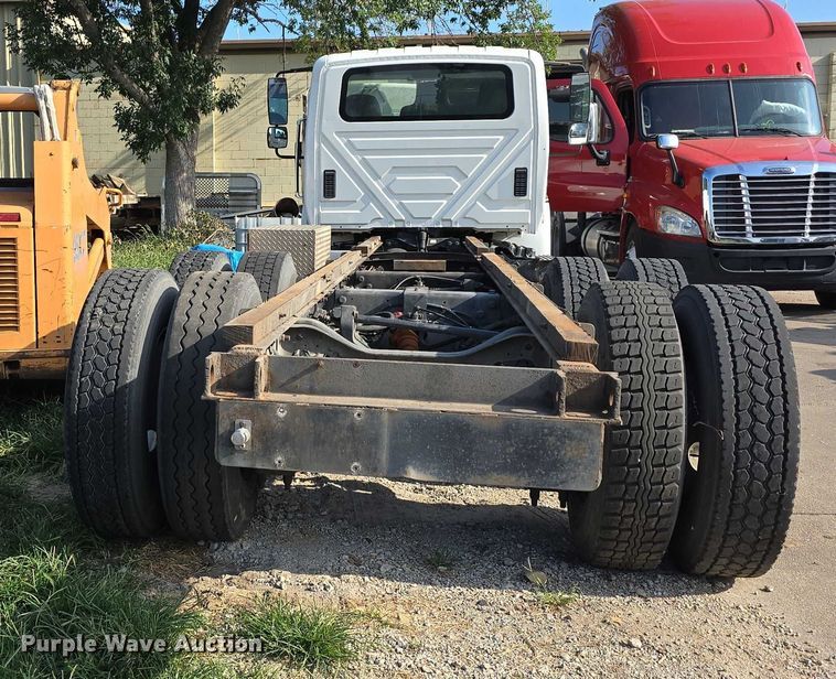 image for item DR3983 2014 International DuraStar 4400 truck cab and chassis