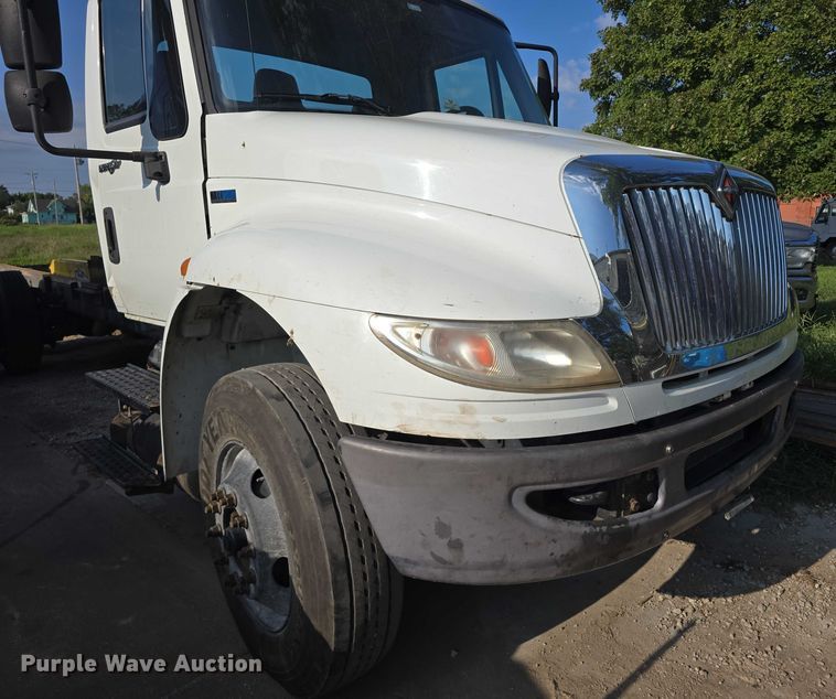 image for item DR3983 2014 International DuraStar 4400 truck cab and chassis