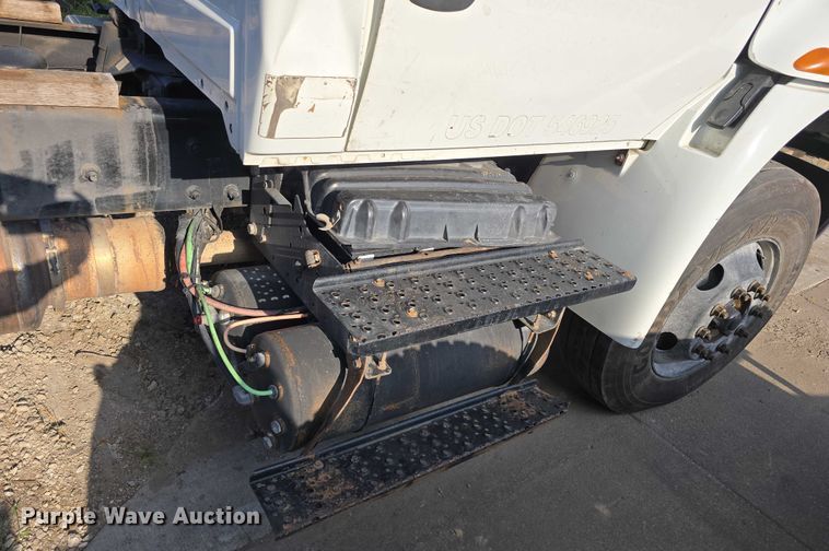 image for item DR3983 2014 International DuraStar 4400 truck cab and chassis