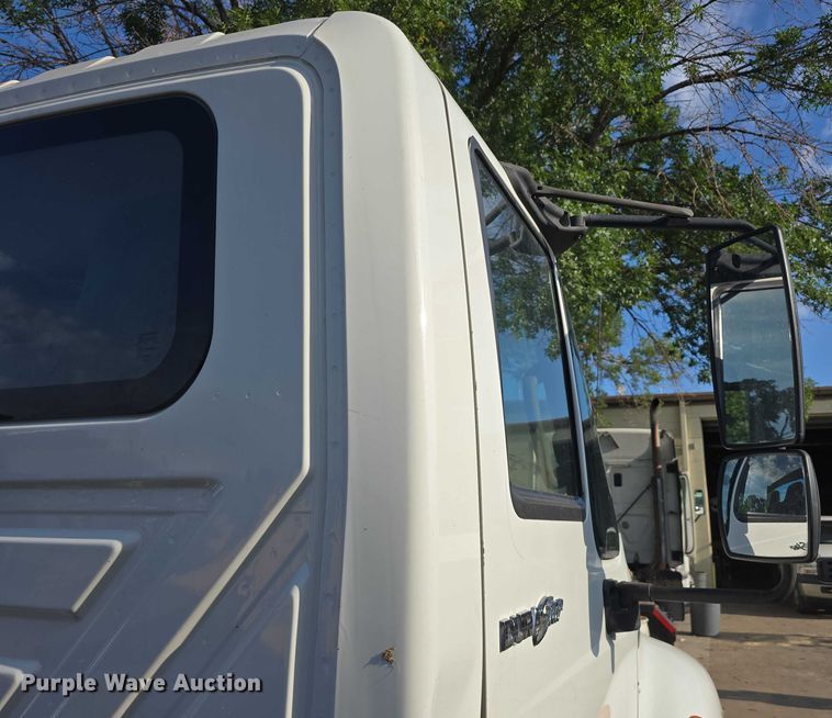 image for item DR3983 2014 International DuraStar 4400 truck cab and chassis