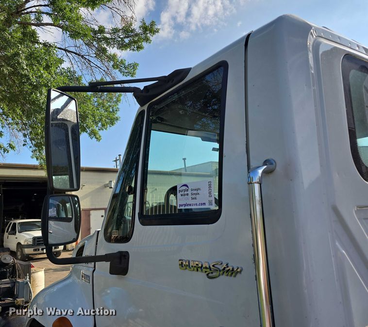 image for item DR3983 2014 International DuraStar 4400 truck cab and chassis