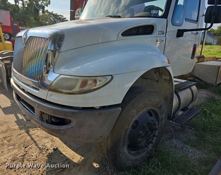 image for item DR3983 2014 International DuraStar 4400 truck cab and chassis