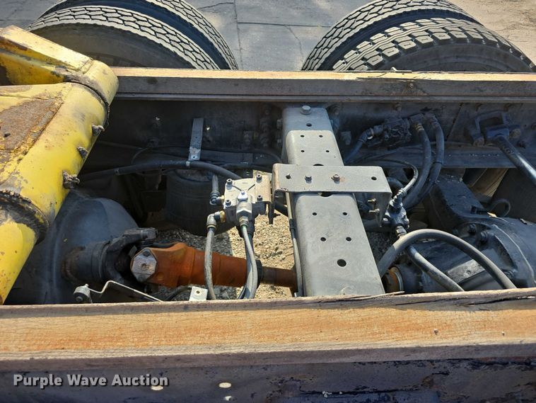 image for item DR3983 2014 International DuraStar 4400 truck cab and chassis