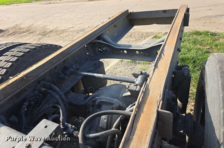 image for item DR3983 2014 International DuraStar 4400 truck cab and chassis