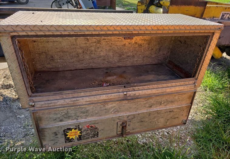 image for item DR3983 2014 International DuraStar 4400 truck cab and chassis