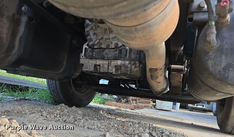 image for item DR3983 2014 International DuraStar 4400 truck cab and chassis