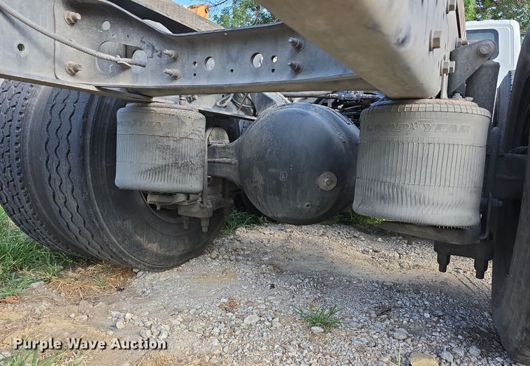 image for item DR3983 2014 International DuraStar 4400 truck cab and chassis