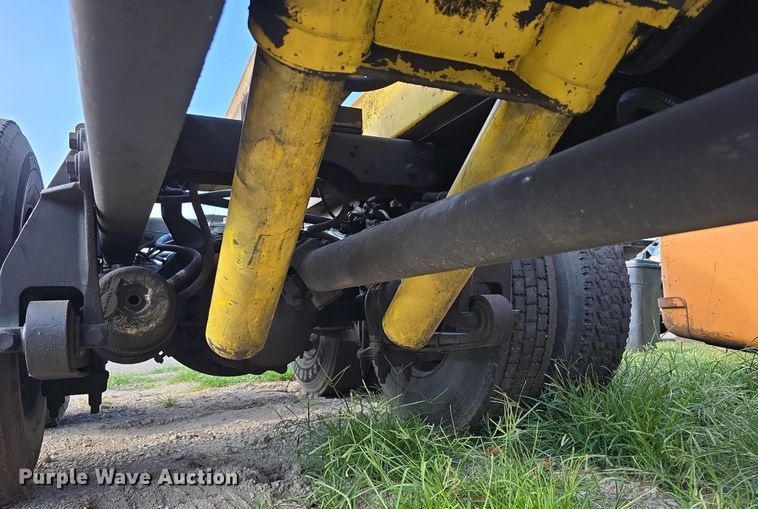 image for item DR3983 2014 International DuraStar 4400 truck cab and chassis