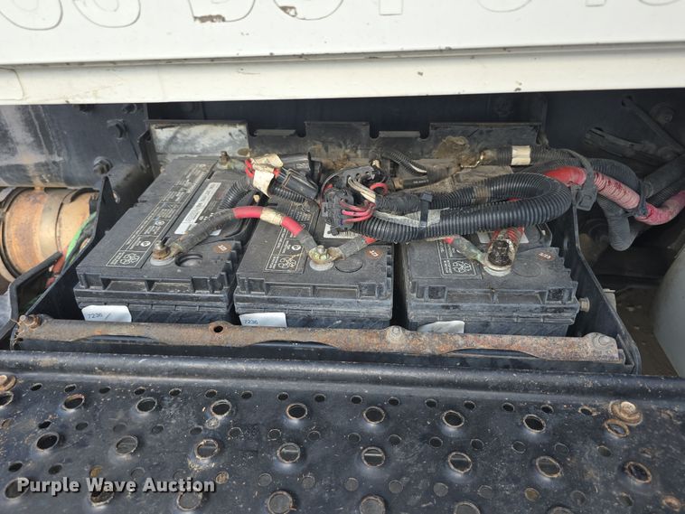 image for item DR3983 2014 International DuraStar 4400 truck cab and chassis