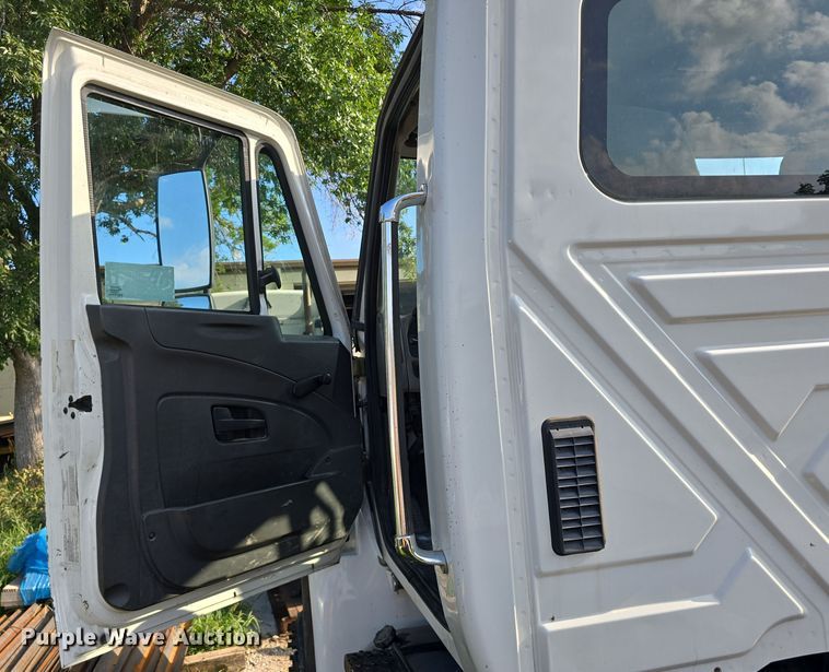 image for item DR3983 2014 International DuraStar 4400 truck cab and chassis