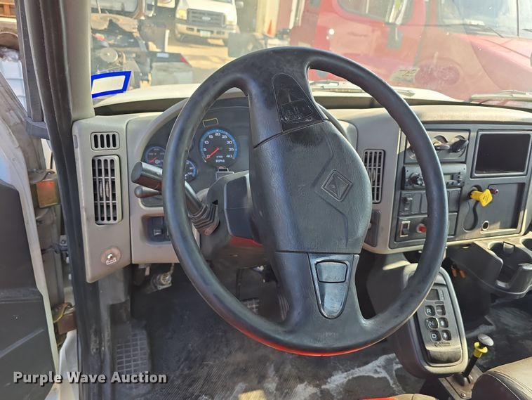 image for item DR3983 2014 International DuraStar 4400 truck cab and chassis