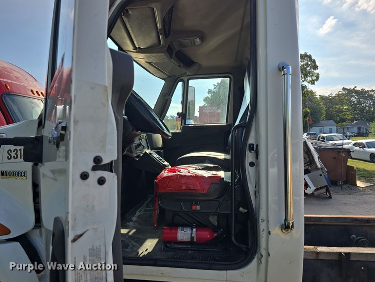 image for item DR3983 2014 International DuraStar 4400 truck cab and chassis