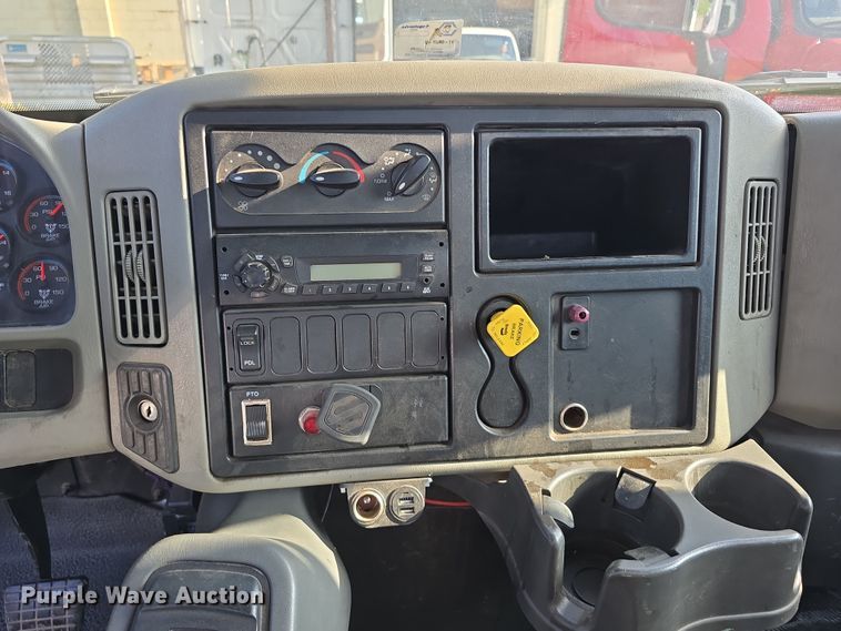 image for item DR3983 2014 International DuraStar 4400 truck cab and chassis