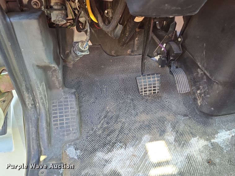 image for item DR3983 2014 International DuraStar 4400 truck cab and chassis