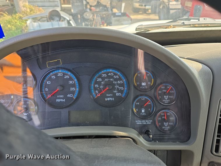 image for item DR3983 2014 International DuraStar 4400 truck cab and chassis