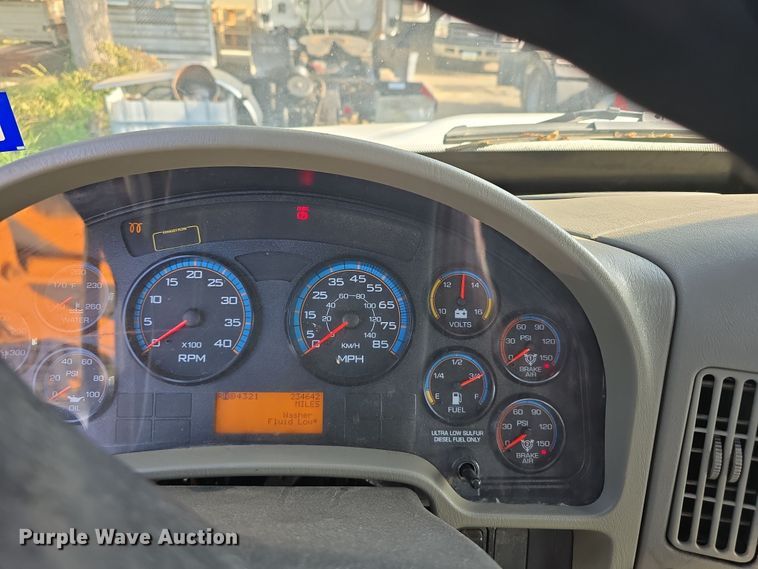 image for item DR3983 2014 International DuraStar 4400 truck cab and chassis