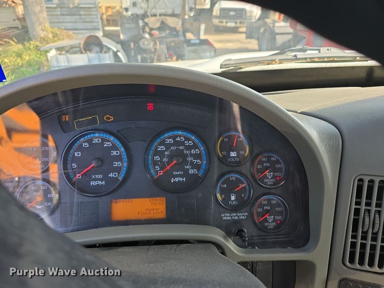 image for item DR3983 2014 International DuraStar 4400 truck cab and chassis