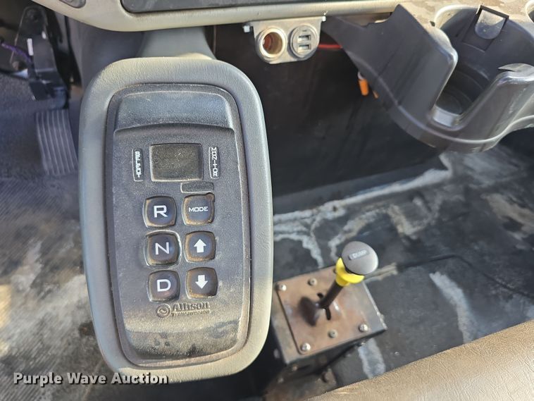 image for item DR3983 2014 International DuraStar 4400 truck cab and chassis