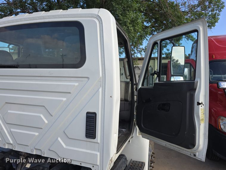 image for item DR3983 2014 International DuraStar 4400 truck cab and chassis