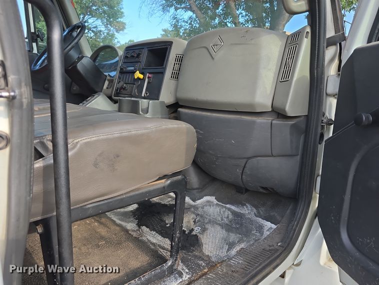 image for item DR3983 2014 International DuraStar 4400 truck cab and chassis