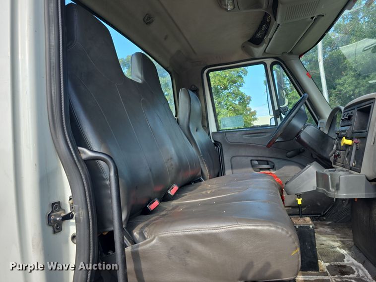 image for item DR3983 2014 International DuraStar 4400 truck cab and chassis