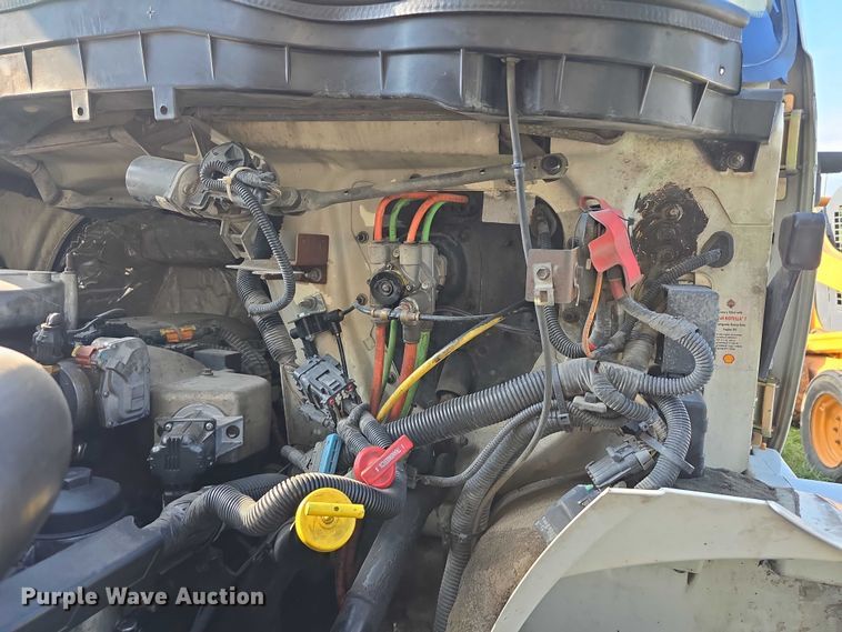 image for item DR3983 2014 International DuraStar 4400 truck cab and chassis