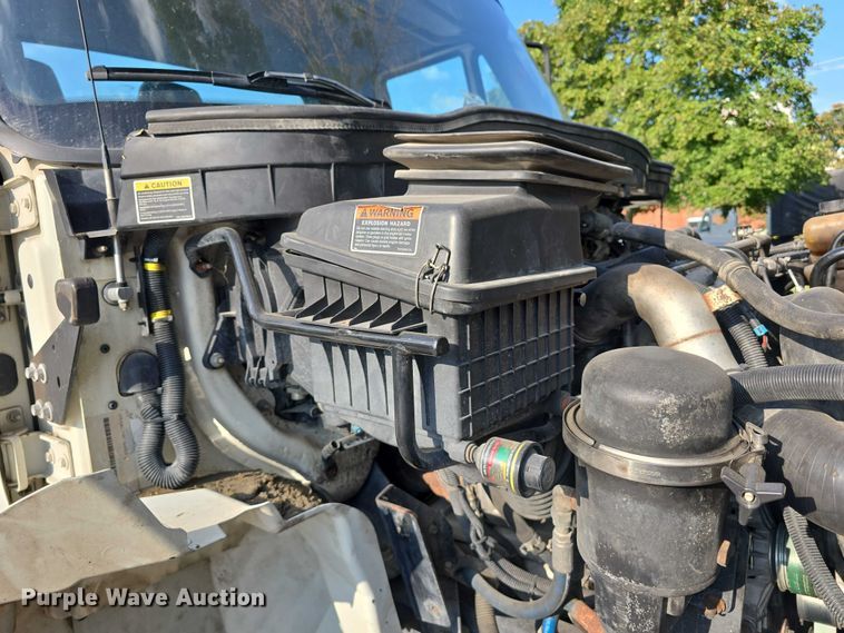 image for item DR3983 2014 International DuraStar 4400 truck cab and chassis